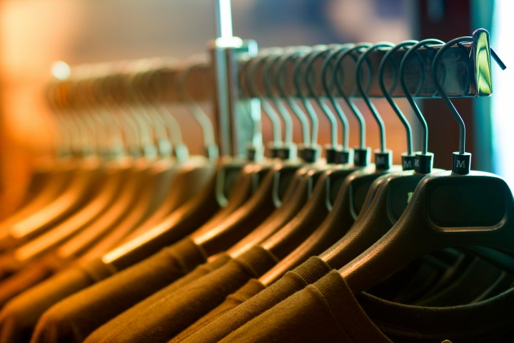 Retailwinkel met kledingsrekken tijdens de sperperiode
